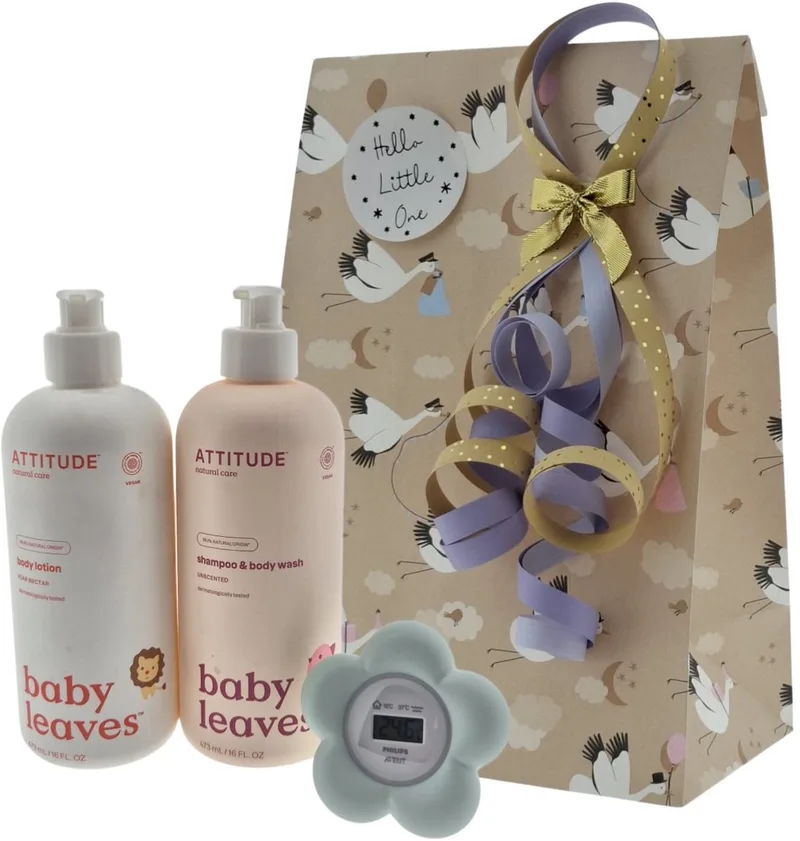 Baby Cadeauset – Body Leaves Verzorgingsset met Shampoo, Body Lotion en Avent Badthermometer – Natuurlijke verzorging, feestelijk verpakt – Luxe Verzorgingsset | Wellness Giftbox | Verwen Cadeaupakket voor Baby's van Attitude in Goud – productfoto