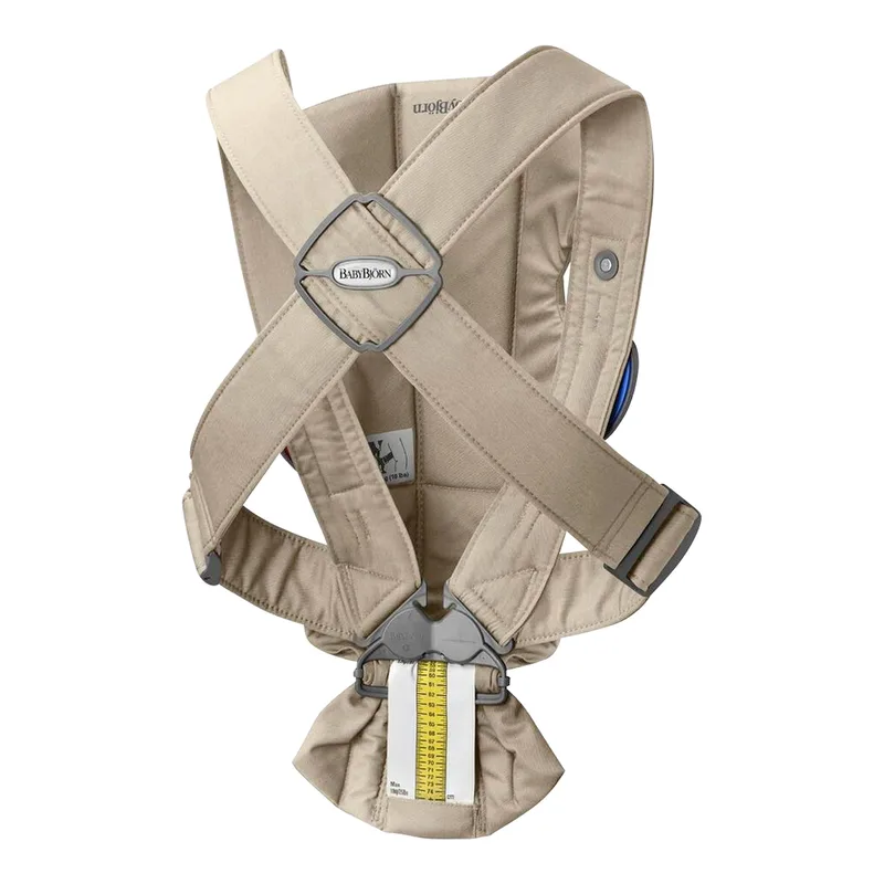 Babytrage Mini de BabyBjörn en Beige, 20,5 × 29 × 10,5 mm – photo produit 1 sur 2