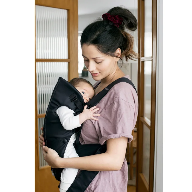 Babytrage Mini von BabyBjörn in Schwarz, 20,5 × 29 × 10,5 mm – Produktfoto 1 von 2