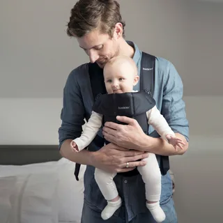 Babytrage Mini von BabyBjörn in Schwarz, 20,5 × 29 × 10,5 mm – Produktfoto 2 von 2