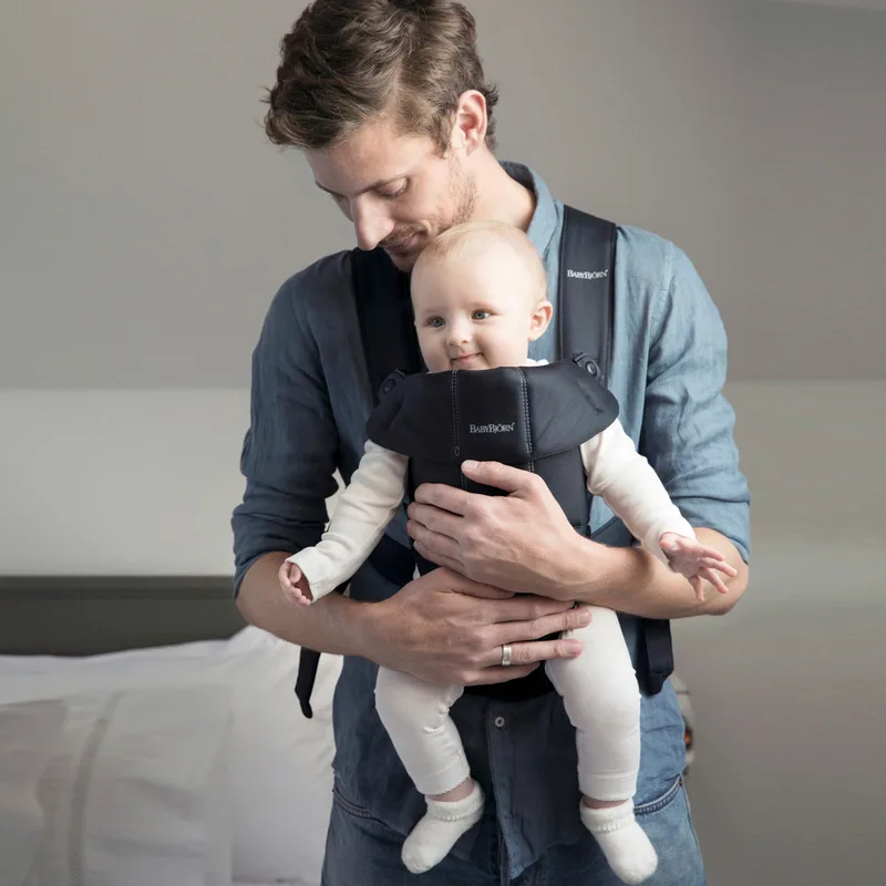 Babytrage Mini von BabyBjörn in Schwarz, 20,5 × 29 × 10,5 mm – Produktfoto 2 von 2