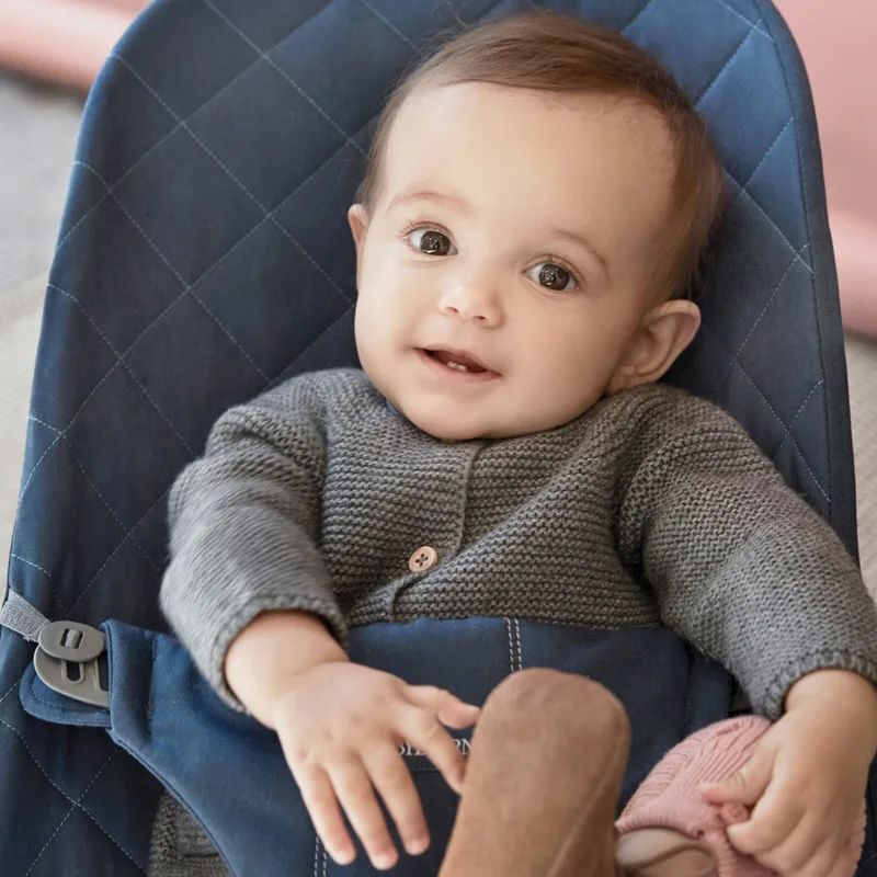 Babywippe Bliss gewebt van BabyBjörn in Blauw, 89 × 39 × 11 mm – productfoto 2 van 3
