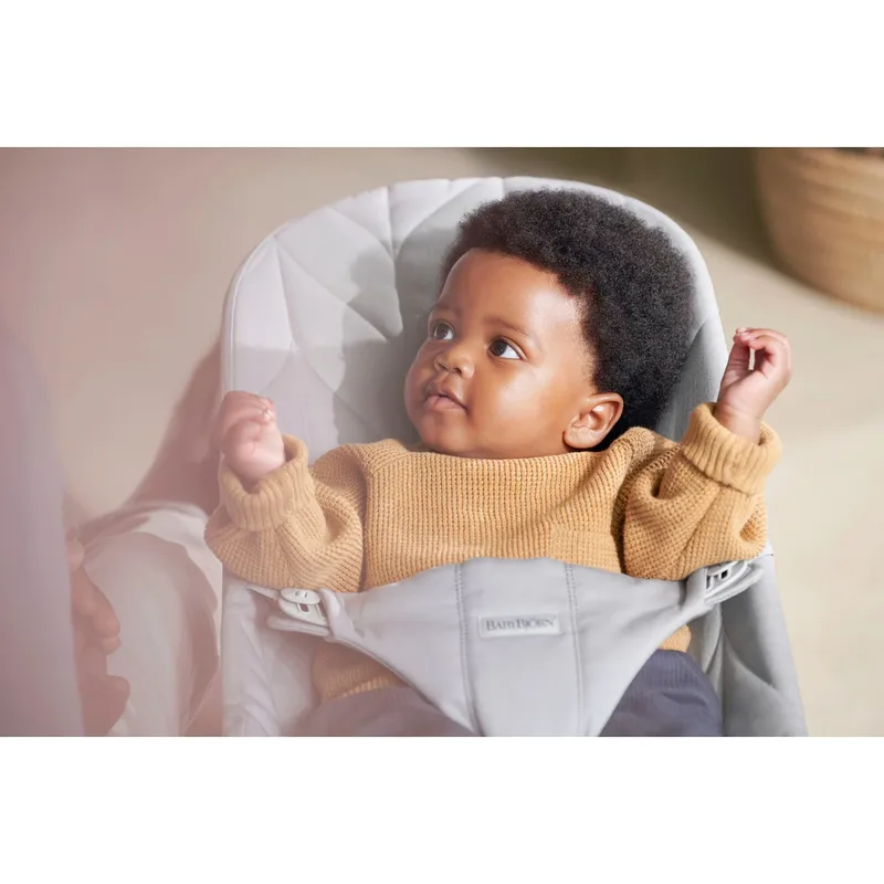 Babywippe Bliss gewebt von BabyBjörn in Grau, 89 × 39 × 11 mm – Produktfoto