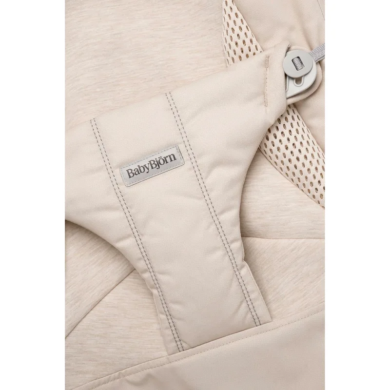 Babywippe Bliss Tri-Fabric von BabyBjörn in Beige, 92,5 × 40 × 11 mm – Produktfoto 3 von 3