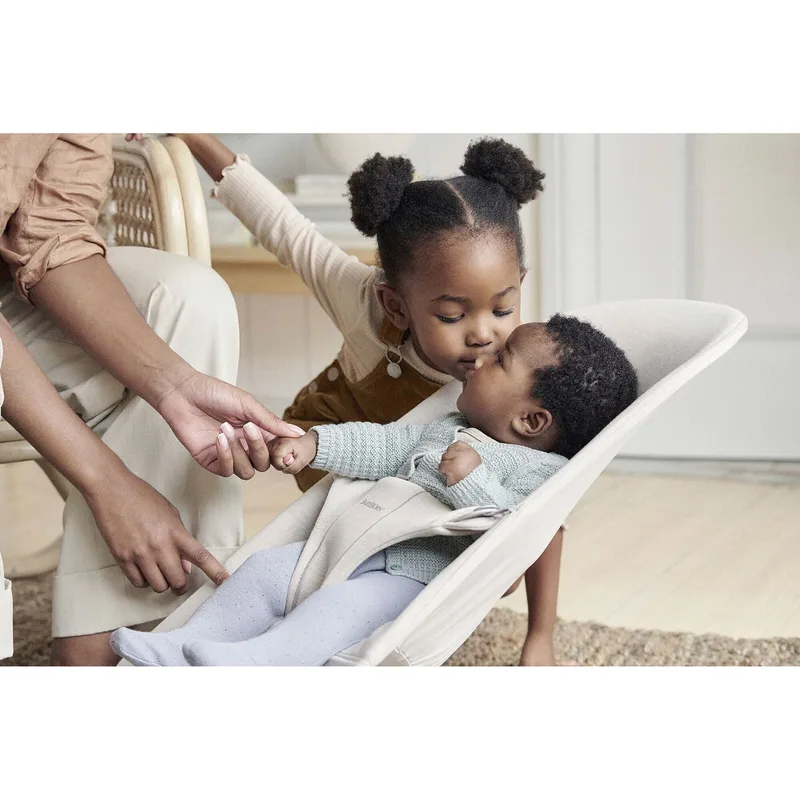 Bundle Babywippe Bliss 3D & Babytrage Mini 3D von BabyBjörn in Beige – Produktfoto 2 von 3