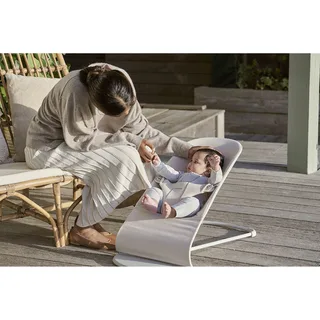 Bundle Babywippe Bliss 3D & Babytrage Mini 3D von BabyBjörn in Beige – Produktfoto 3 von 3
