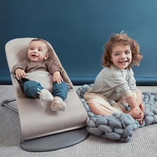 Bundle Babywippe Bliss gewebt inklusive Spielbogen von BabyBjörn in Grau, 925 × 400 × 120 mm – Produktfoto 3 von 3