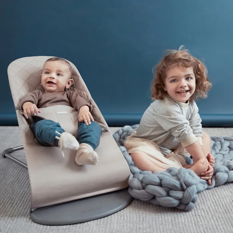 Bundle Babywippe Bliss gewebt inklusive Spielbogen von BabyBjörn in Grau, 925 × 400 × 120 mm – Produktfoto 3 von 3
