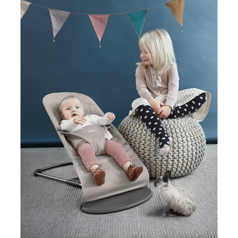 Bundle Babywippe Bliss gewebt inklusive Spielbogen von BabyBjörn in Grau, 925 × 400 × 120 mm – Produktfoto 2 von 3