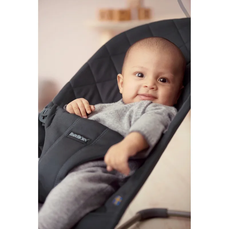 Bundle Babywippe Bliss gewebt inklusive Spielbogen von BabyBjörn in Schwarz, 925 × 400 × 120 mm – Produktfoto 3 von 3