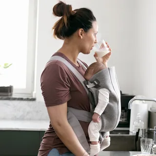 Draagzak Mini - 3D Jersey - Lichtgrijs - Buikdrager – Heupvriendelijk – Gebruiksvriendelijk von BabyBjörn in 3D Jersey – Lichtgrijs – Produktfoto 2 von 3
