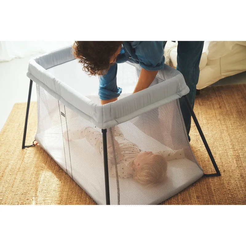 Reisebett Light von BabyBjörn in Silber, 82 × 112 × 64 mm – Produktfoto 1 von 3