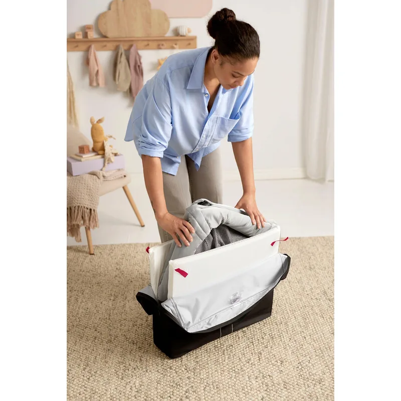 Reisebett Light von BabyBjörn in Silber, 82 × 112 × 64 mm – Produktfoto 3 von 3
