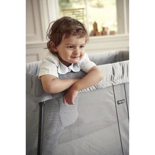 Reisebett Light von BabyBjörn in Silber, 82 × 112 × 64 mm – Produktfoto 2 von 3