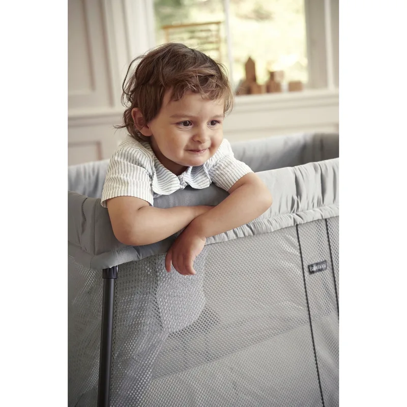 Reisebett Light von BabyBjörn in Silber, 82 × 112 × 64 mm – Produktfoto 2 von 3