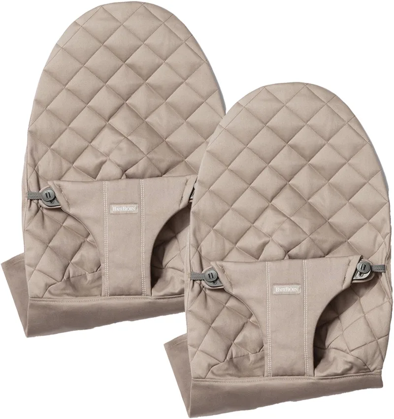 set van 2 Stoffen Zittingen voor BabyBjörn Wipstoel - Geweven klassieke quilt - Zandgrijs by BabyBjörn in Geweven Klassieke quilt – Zandgrijs – 2 st – product photo