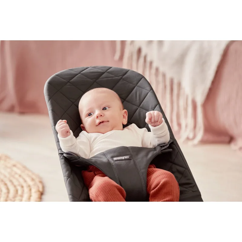 Wipstoel Bliss - Geweven klassiek quilt - Zwart - Ergonomisch - Verstelbaar - Inklapbaar von BabyBjörn in Geweven klassiek quilt – Zwart – Produktfoto 2 von 3