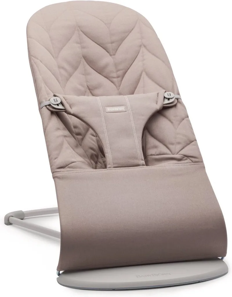 Wipstoel Bliss - Geweven kroonblad quilt - Zandgrijs - Ergonomisch - Verstelbaar - Inklapbaar från BabyBjörn i Geweven kroonblad quilt – Zandgrijs – produktbild