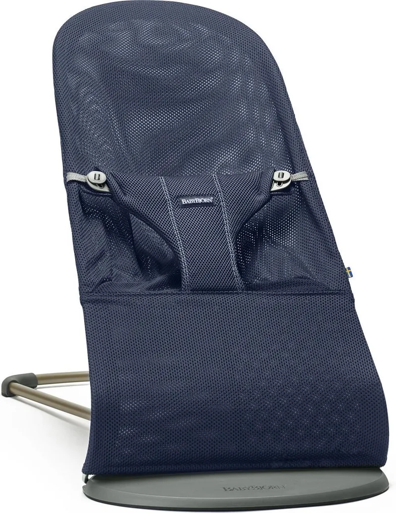 Wipstoel Bliss - Mesh - Marineblauw - Ergonomisch - Verstelbaar - Inklapbaar från BabyBjörn i Mesh – Marineblauw – Frame donkergrijs – produktbild