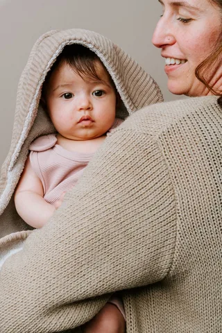 Baby badcape - Omslagdoek - Handdoek met capuchon Sense - 75x85 cm - Badstof van Baby's Only in Clay – productfoto 2 van 3
