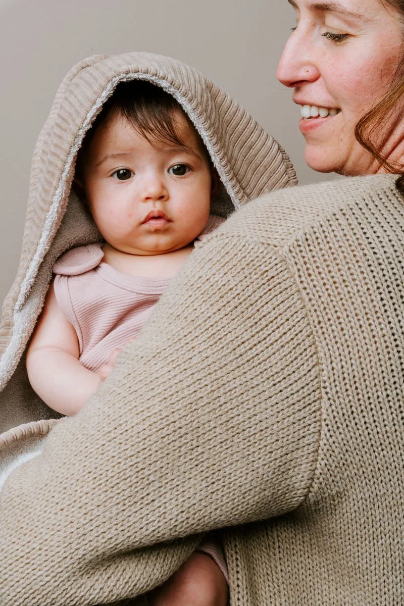 Baby badcape - Omslagdoek - Handdoek met capuchon Sense - 75x85 cm - Badstof van Baby's Only in Clay – productfoto 2 van 3
