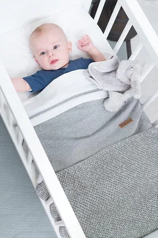 Gebreide wiegdeken soft - Baby deken Sparkle - Dekentje voor jongens en meisjes - 1.4 TOG - 70x95 cm - Met subtiel glittertje by Baby's Only in Zilvergrijs Mêlee – product photo 2 of 2