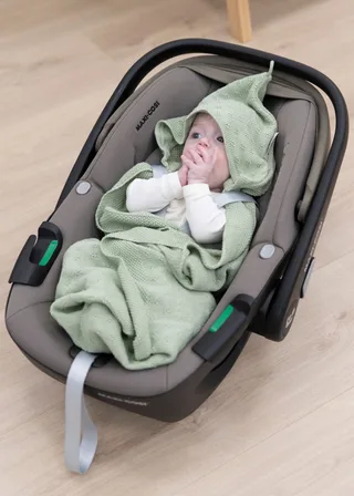 Gebreide wikkeldeken - Omslagdoek baby Mood - 75x75 cm - Geschikt voor drie- en vijfpuntsgordel by Baby's Only in Laurel Green – product photo 3 of 3
