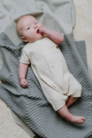 Ledikantdeken Grace - Baby deken met visgraat motief - Babydeken uit katoen en acryl - 6 tot 36 maanden - 100x135 cm by Baby's Only in Nordic Blue – product photo 2 of 2