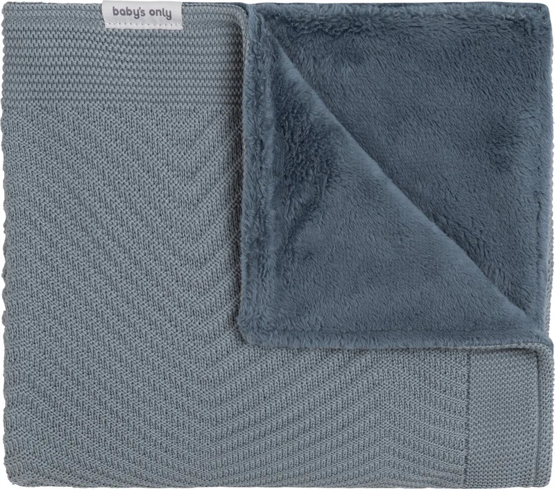 Ledikantdeken Grace teddy - Baby deken gemaakt uit katoen en acryl - Visgraatmotief - Herfst en winter deken - 2.4 TOG - 100 x 135 cm van Baby's Only in Nordic Blue – productfoto