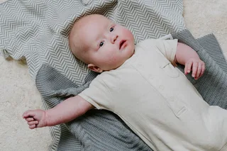 Newborn deken Grace - Baby deken met visgraat motief - Babydeken uit katoen en acryl - Voor de eerste 3 maanden - 65x75 cm van Baby's Only in Nordic Blue – productfoto 2 van 2