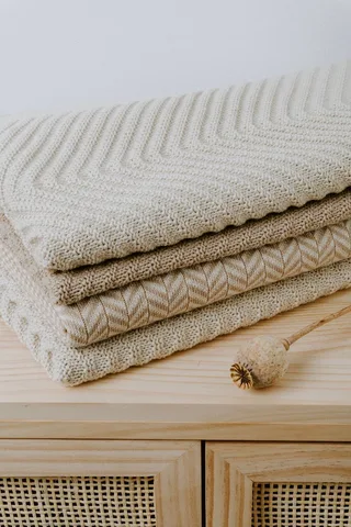 Newborn deken Grace - Baby deken met visgraat motief - Babydeken uit katoen en acryl - Voor de eerste 3 maanden - 65x75 cm by Baby's Only in Beige – product photo 3 of 3