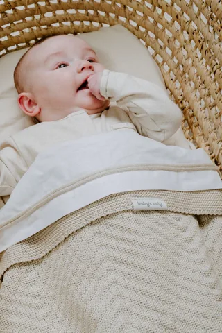 Newborn deken Grace - Baby deken met visgraat motief - Babydeken uit katoen en acryl - Voor de eerste 3 maanden - 65x75 cm by Baby's Only in Beige – product photo 2 of 3