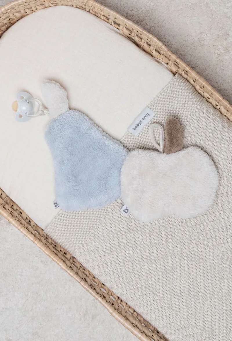 Speendoekje Cozy appel - Speenknuffel van Teddystof in appel-vorm fra Baby's Only i Warm Linen – produktbillede 2 af 2