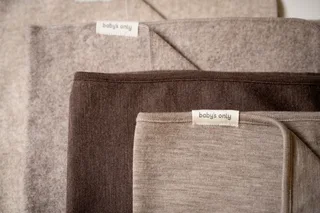 Wiegdeken Merino Fine Meadow - Babydeken gemaakt van 100% merinowol - Deken voor in de wieg of co-sleeper - Geschikt voor alle 4 de seizoenen - 70x95 cm by Baby's Only in Taupe – product photo 3 of 3