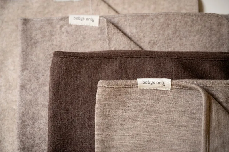 Wiegdeken Merino Fine Meadow - Babydeken gemaakt van 100% merinowol - Deken voor in de wieg of co-sleeper - Geschikt voor alle 4 de seizoenen - 70x95 cm by Baby's Only in Taupe – product photo 3 of 3