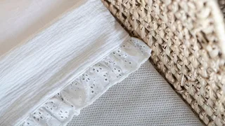 Wieglaken Calm - Laken voor de wieg en co-sleeper - Met ruffle - Babylaken - TOG 0.2 - 80x100 cm - Gemaakt van 100% katoen by Baby's Only in White – product photo 2 of 4