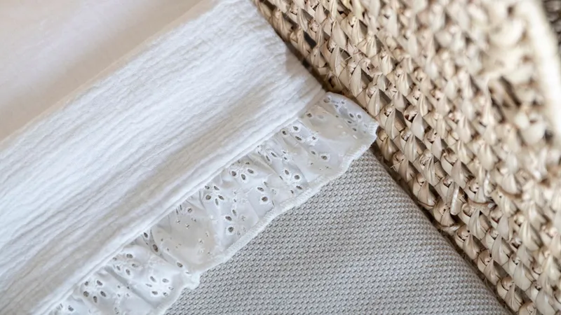 Wieglaken Calm - Laken voor de wieg en co-sleeper - Met ruffle - Babylaken - TOG 0.2 - 80x100 cm - Gemaakt van 100% katoen by Baby's Only in White – product photo 2 of 4