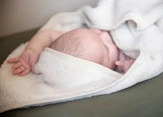 Wikkeldeken - Omslagdoek baby Cozy - 75x75 cm - Geschikt voor drie- en vijfpuntsgordel - Extra zacht by Baby's Only in Urban Green – product photo 2 of 2