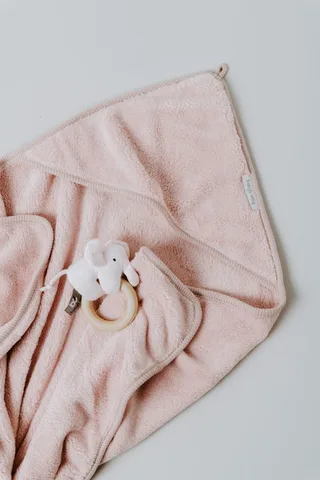 Wikkeldeken - Omslagdoek baby Cozy - 75x75 cm - Geschikt voor drie- en vijfpuntsgordel - Extra zacht van Baby's Only in Oud Roze – productfoto 2 van 4