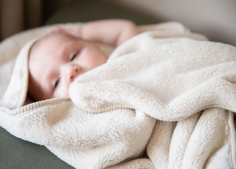 Wikkeldeken - Omslagdoek baby Cozy - 75x75 cm - Geschikt voor drie- en vijfpuntsgordel - Extra zacht van Baby's Only in Oud Roze – productfoto 4 van 4