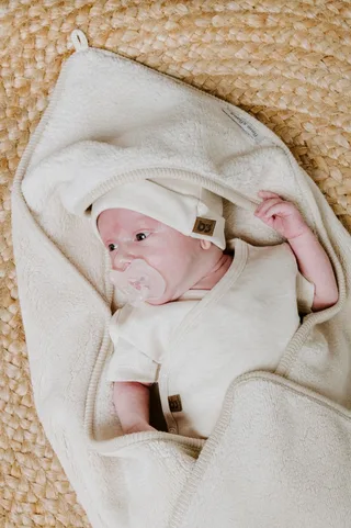 Wikkeldeken - Omslagdoek baby Cozy - 75x75 cm - Geschikt voor drie- en vijfpuntsgordel - Extra zacht by Baby's Only in Warm Linen – product photo 2 of 2