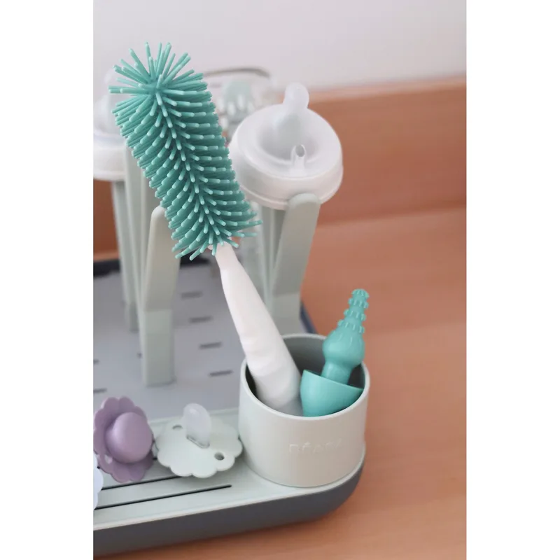 Flessenborstel van Siliconen - Zachte en Krasvrije Haren voor Babyflessen - Ronde Kop die Alle Hoeken Bereikt - Met Geïntegreerde Speenreiniger - Brede Ergonomische Greep en Ophangring - Vaatwasbestendig von Béaba in Grün – Produktfoto 3 von 3