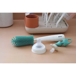 Flessenborstel van Siliconen - Zachte en Krasvrije Haren voor Babyflessen - Ronde Kop die Alle Hoeken Bereikt - Met Geïntegreerde Speenreiniger - Brede Ergonomische Greep en Ophangring - Vaatwasbestendig von Béaba in Grün – Produktfoto 2 von 3