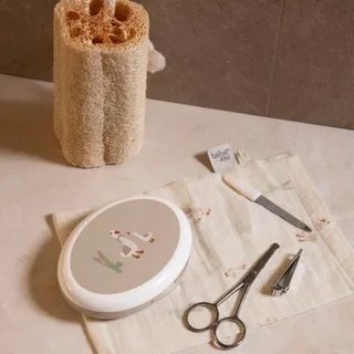 Baby Manicure set - Schaartje, Vijl, Nagelknipper Taupe Off spring fra bébé-jou – produktbillede 4 af 4