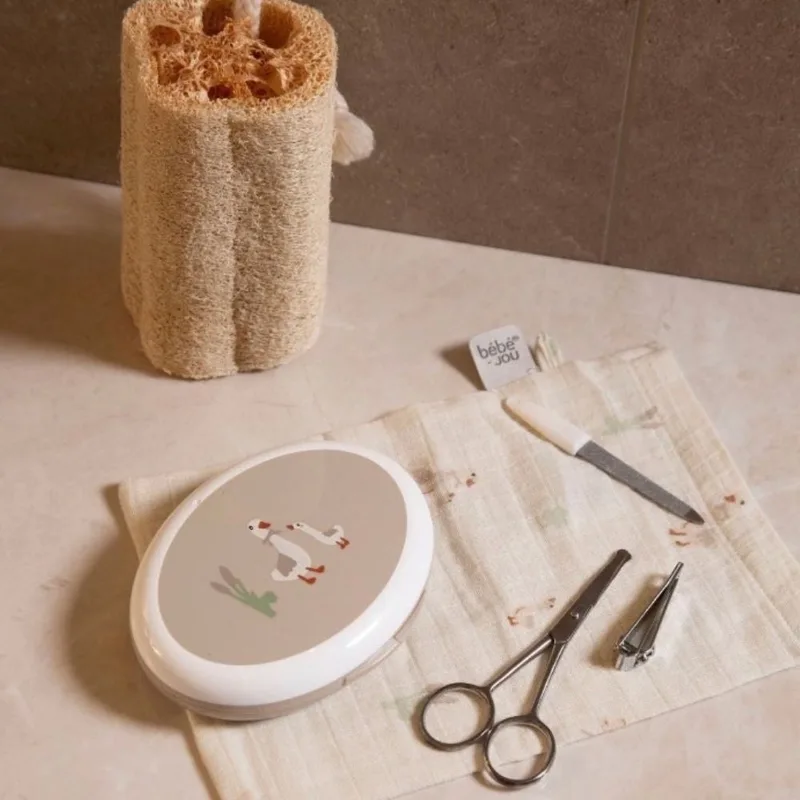 Baby Manicure set - Schaartje, Vijl, Nagelknipper Taupe Off spring fra bébé-jou – produktbillede 4 af 4