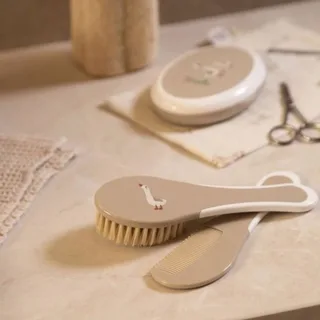 Verzorgingsset - Taupe | Kapset, Manicureset en Badthermometer fra bébé-jou – produktbillede 3 af 4