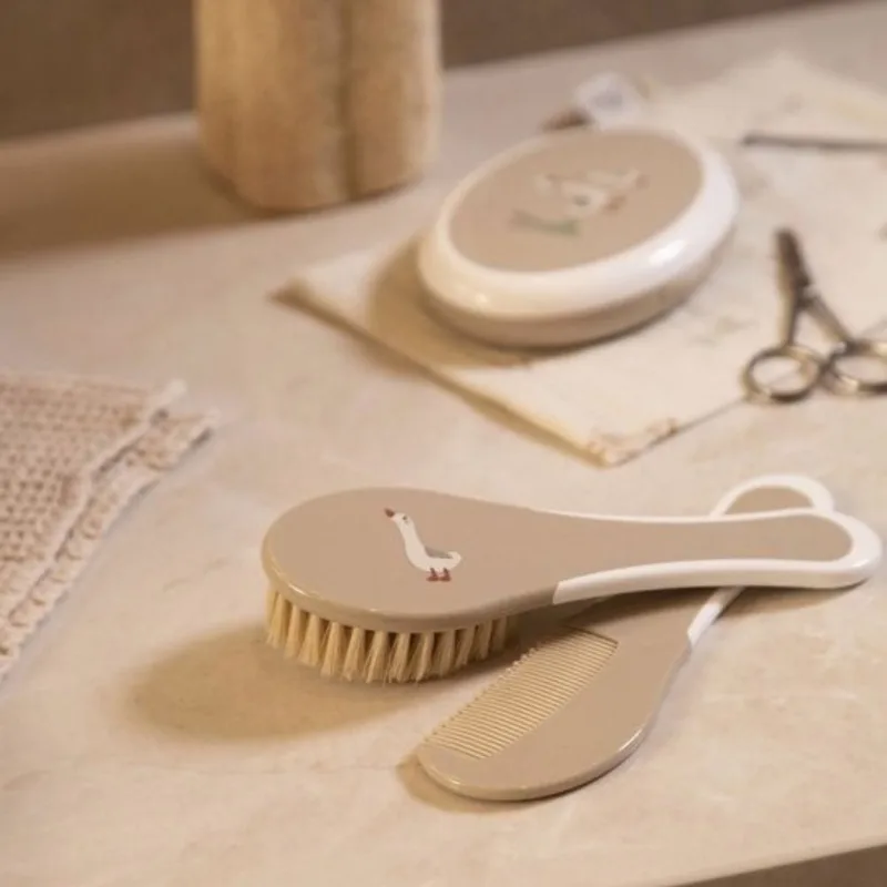 Verzorgingsset - Taupe | Kapset, Manicureset en Badthermometer fra bébé-jou – produktbillede 3 af 4