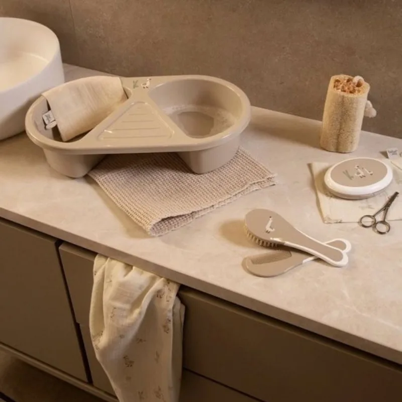 Verzorgingsset - Taupe | Kapset, Manicureset en Badthermometer fra bébé-jou – produktbillede 4 af 4