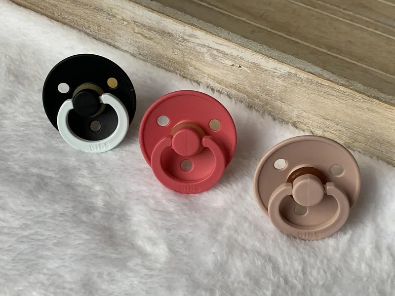 3 Bibs fopspenen T2 glow in the dark blush van BIBS in Coral – productfoto
