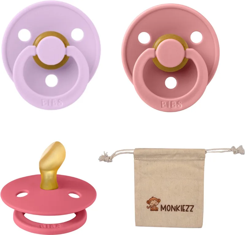 Dental fopspenen Anatomical 0-6 maanden- Set 3 stuks- Coral, Dusty Pink, Violet Sky + Monkiezz speenzakje - orthodontisch- Anatomisch- Maat 1 van BIBS in Coral, Dusty Pink, Violet Sky – productfoto